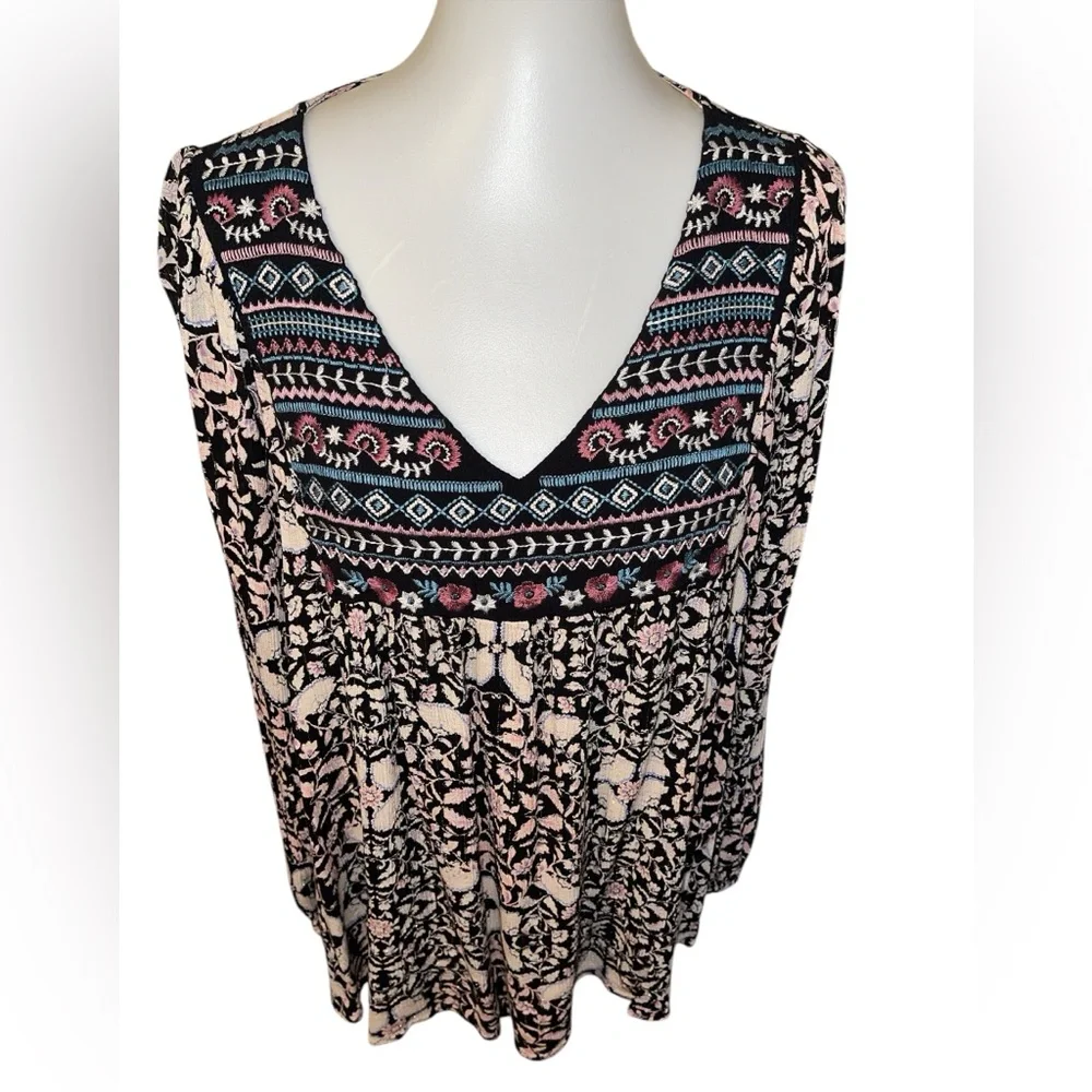 Wonderly Black and Cream Patterned Top - Picture 3 of 15